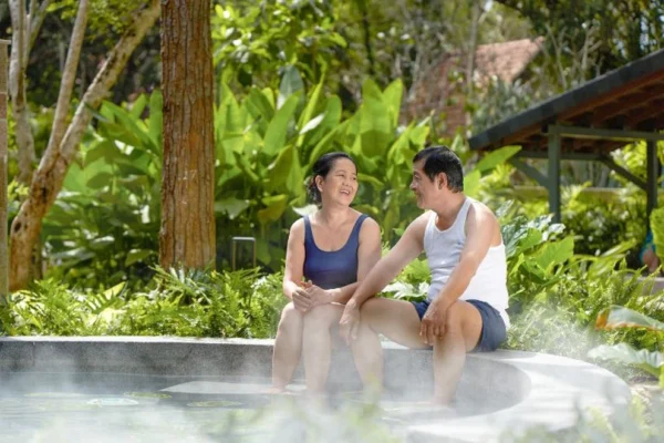 Lợi ích của tắm khoáng nóng với sức khỏe người cao tuổi 