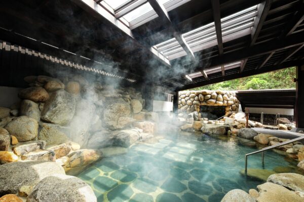 Lợi ích của tắm khoáng nóng với sức khỏe người cao tuổi 