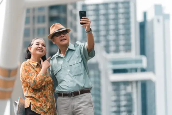 Bí quyết du lịch an toàn cho người già