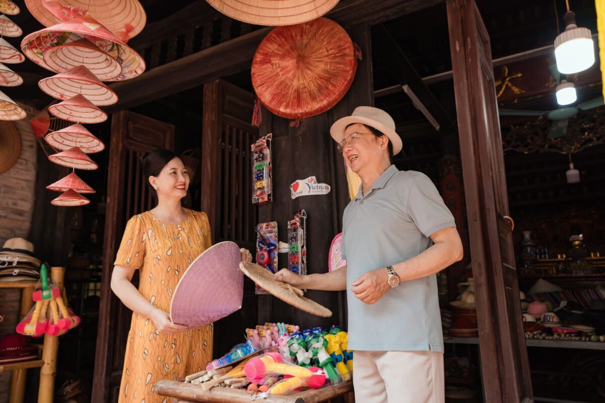 Kinh nghiệm du lịch cho người cao tuổi trong nước thoải mái nhất