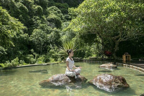 Trải nghiệm tắm khoáng Kim Bôi thư giãn giữa núi rừng Hòa Bình